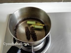 离烹饪结束还有20分钟的时候，泡发的海参放入葱姜水中略煮几分钟，去腥味