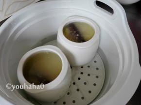 处理的海参分别放入到炖盅中