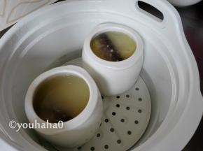 处理的海参分别放入到炖盅中