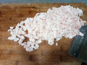 买回来的猪板油用清水冲洗干净，然后切成比大拇指指甲盖大点的丁。切猪油真是太虐了，分分钟把手磨起两个泡。所以这个活可以交给皮糙肉厚的男同志来完成。