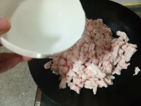 把猪板油放入锅中，加入一小碗清水