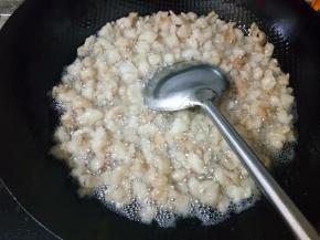 慢慢的水耗干油就出来了，此时转成小火