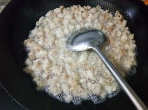慢慢的水耗干油就出来了，此时转成小火