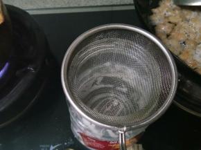 拿个小筛网，准备好消毒干净干燥的瓶子。筛网架在瓶口上，把锅里的猪油通过筛网过滤下舀进瓶子里就好了。