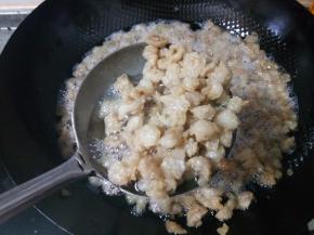 最后熬到猪板油变成金黄色，油分就出来的差不多了，不要继续熬了，再熬成品就会发黄了