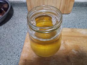 等油变成温热状态，加入半勺盐和一勺白糖，用干净的筷子拌匀融化就好了