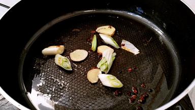 锅中放油烧热，放入姜，葱，花椒粒小火炝锅。