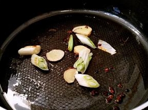 锅中放油烧热，放入姜，葱，花椒粒小火炝锅。