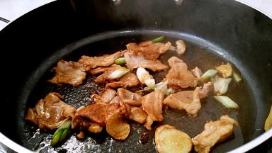 淋入生抽，料酒上色去味，盛出备用。