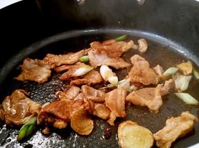 淋入生抽，料酒上色去味，盛出备用。