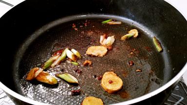 锅中留底油，留下花椒粒，葱，姜。