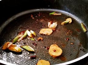 锅中留底油，留下花椒粒，葱，姜。