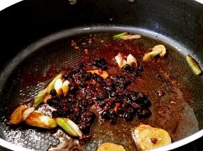 放入豆豉辣酱小火炒至出油。