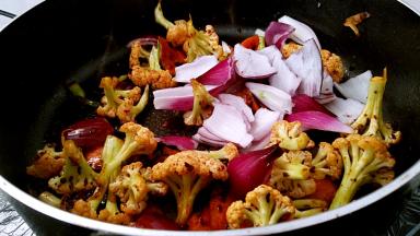 放入洋葱，干煸几下。