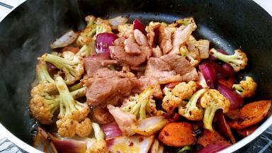 放入肉片继续翻炒10几下。