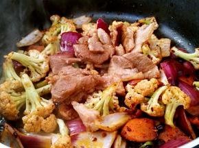 放入肉片继续翻炒10几下。