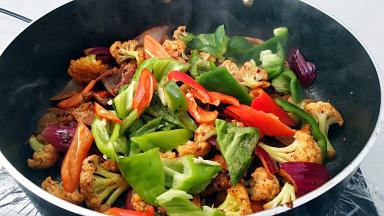 放入青椒和辣椒翻炒段生的阶段。