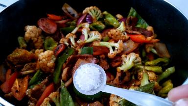 调入味精拌匀。