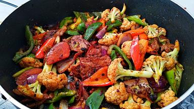 最后所有的蔬菜段生出味，就可以断火了。