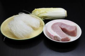 准备食材：马铃薯粉丝、猪肉、大白菜、卤肉调料包等；