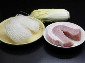 准备食材：马铃薯粉丝、猪肉、大白菜、卤肉调料包等；