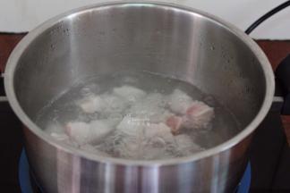 清水煮沸，放入切好的猪肉块，汆烫，去油脂，捞出；