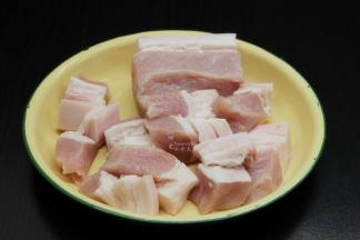 猪肉洗净，切块；