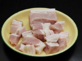 猪肉洗净，切块；