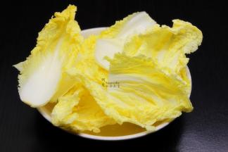 大白菜洗净，捞出，沥干水待用；