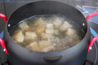 汆烫好的猪肉块，放入锅中，加入卤肉调料，煮沸之后改为中小火，焖30分钟；