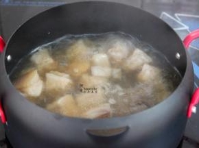 汆烫好的猪肉块，放入锅中，加入卤肉调料，煮沸之后改为中小火，焖30分钟；
