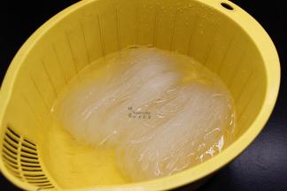 利用焖卤肉的时间，把浸泡的粉丝捞出；PS：切猪肉之前把粉丝开始浸泡。