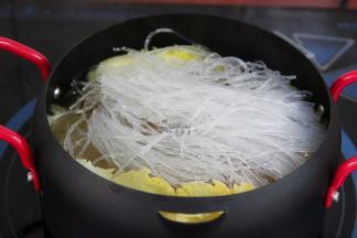 卤肉焖好之后，加入大白菜、粉丝一起下锅，改为中大火；