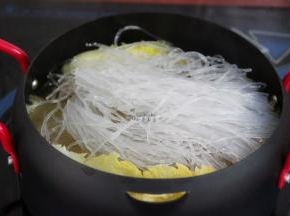 卤肉焖好之后，加入大白菜、粉丝一起下锅，改为中大火；