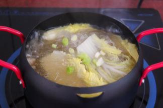 放油，酱油、辣椒，香葱，粉丝和大白菜煮熟，关火即可。PS：图中照片是刚刚把调料放下，没有熬煮出颜色的时候。卤肉在下面，看不见呢。