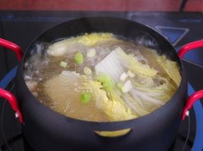 放油，酱油、辣椒，香葱，粉丝和大白菜煮熟，关火即可。PS：图中照片是刚刚把调料放下，没有熬煮出颜色的时候。卤肉在下面，看不见呢。