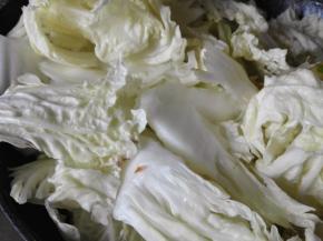 3.	油热后，倒入葱和姜爆香，再倒入白菜片，白菜体积比较大，可以分次放入，