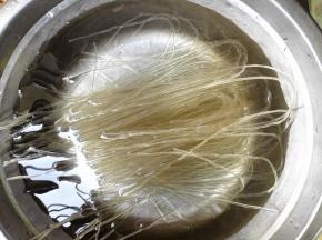 1.	粉条剪成适中长度，用凉水冲洗干净，再用凉水泡一会儿，泡的时间主要决定于粉条的质量，