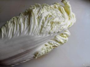 2.	白菜削成片，葱切丝，姜切片，