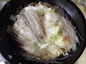 6.	放入泡好的粉条，加入适量清水，大火烧开后，转小火慢炖，