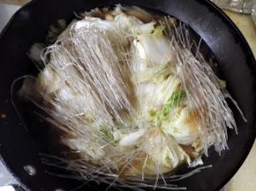 6.	放入泡好的粉条，加入适量清水，大火烧开后，转小火慢炖，