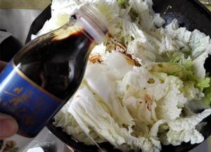 4.	倒入适量酱油，