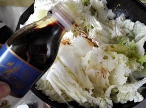 4.	倒入适量酱油，