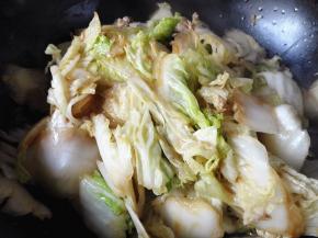 5.	白菜反复翻炒，至水分出来后，菜叶变软，
