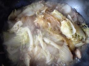 7.	等粉条变软后，关火，放少许盐，准备出锅啦。