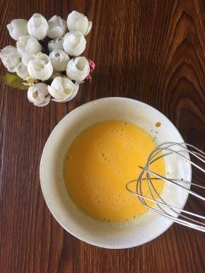 一个鸡蛋加一个蛋黄打入碗里打撒。