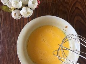 一个鸡蛋加一个蛋黄打入碗里打撒。