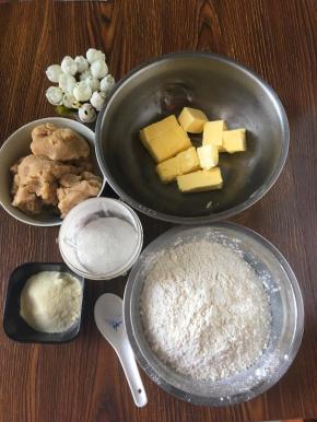 2 黄油常温下软化的黄油和白芸豆馅，糖粉，2克的盐。