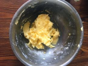在软化好的黄油里加白糖和盐， 用手动搅打至均匀。