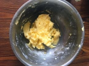 在软化好的黄油里加白糖和盐， 用手动搅打至均匀。